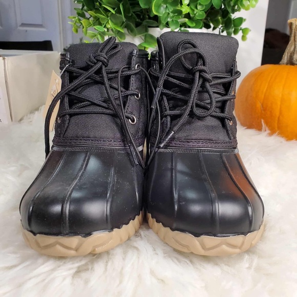 St. John Collection Black Quilted Winter Boots size 7 - Picture 2 of 5